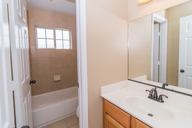 Building Photo - 3 Bedroom, 2 Bath Home in Valley View with...