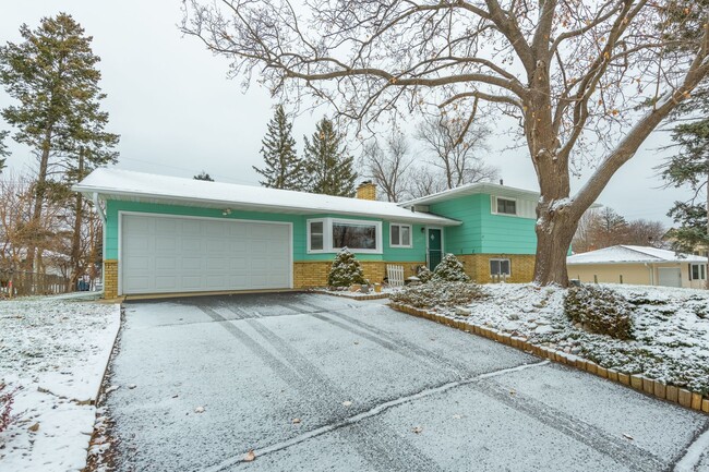 Building Photo - Great Roseville Home, Moundsview Schools, ...