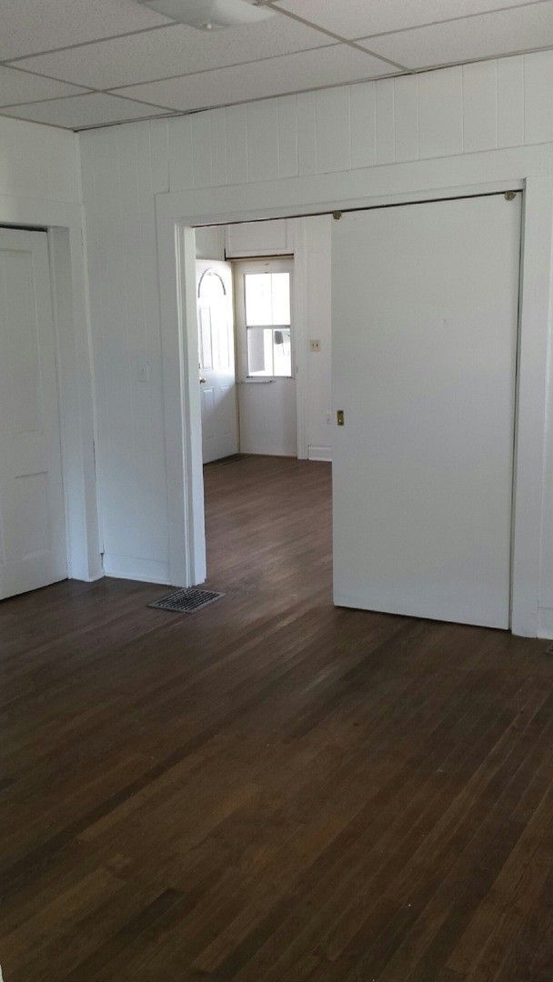 Building Photo - 1 bedroom, 1 bath duplex: Available August 2026!