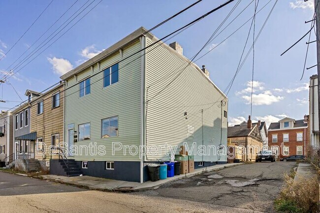 Building Photo - 1129 Brabec St