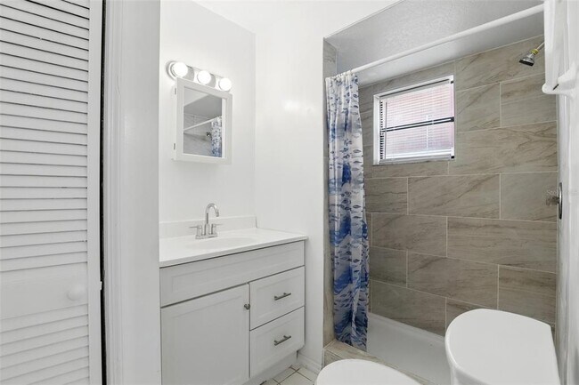 Building Photo - 28 N Lancelot Ave