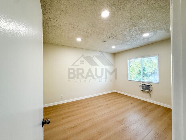 Building Photo - 13115 Oxnard St