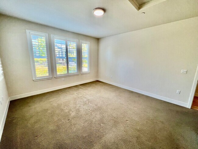 Building Photo - Application Pending! Lovely 4 bedroom 2.5 ...