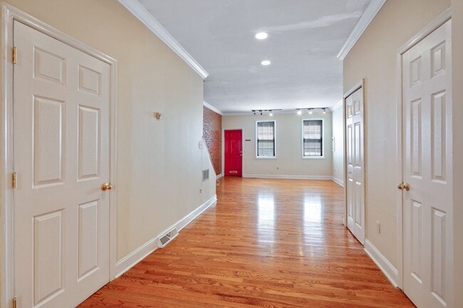 Building Photo - Three Bedroom Graduate Hospital Home with Roof Deck!