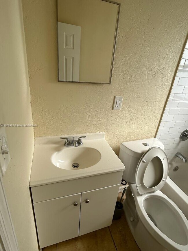 Building Photo - 708 N 14th St