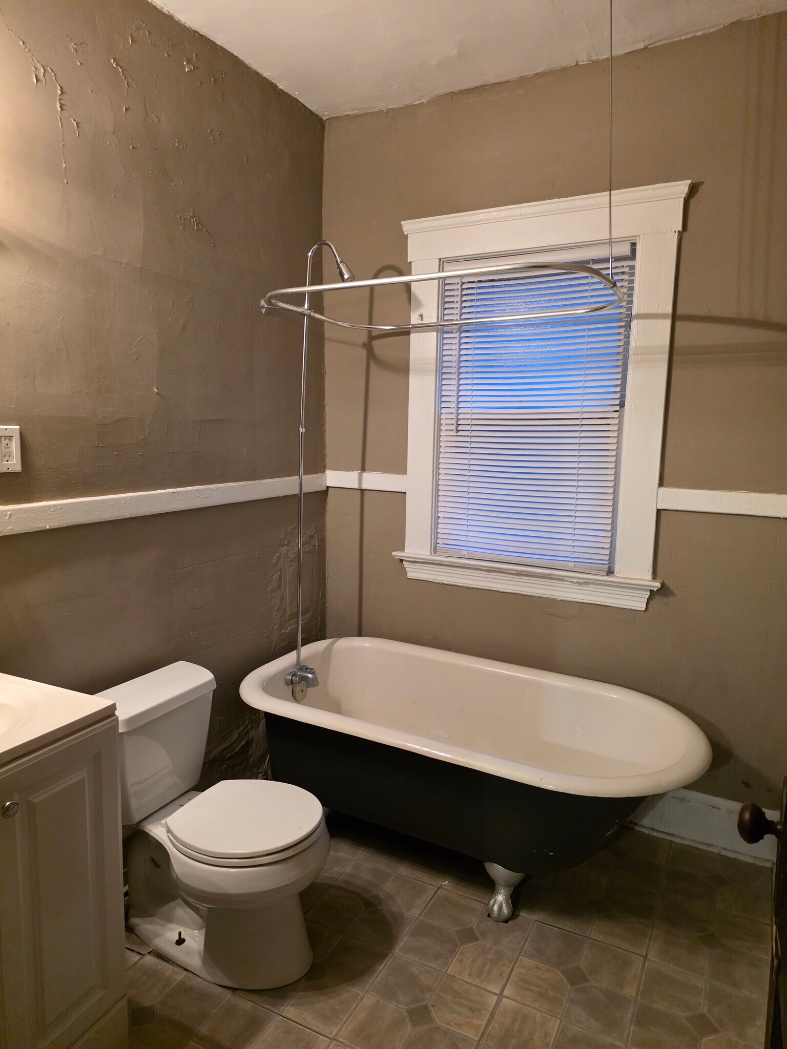 Building Photo - 1321 W 110th St