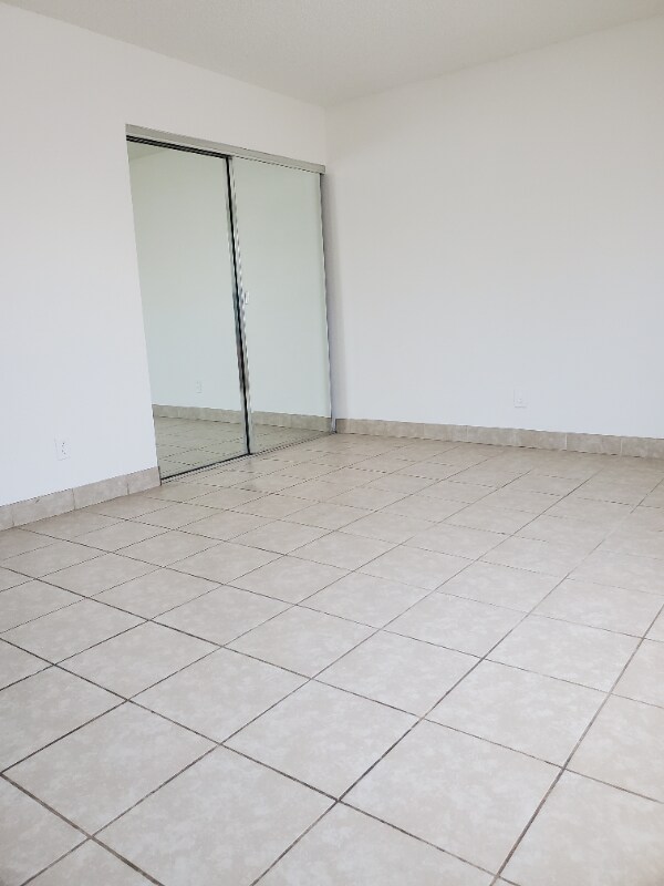 Building Photo - 1008 Willow Tree Dr