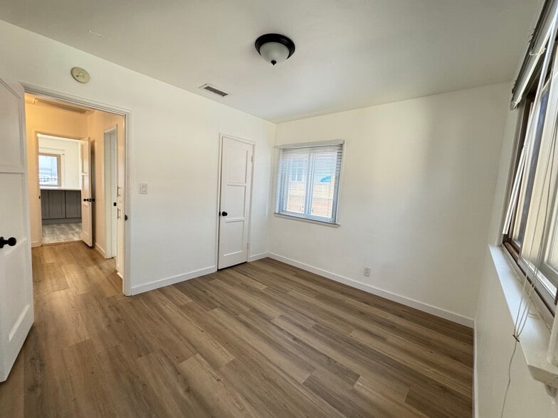 Building Photo - 10817 Cantara St