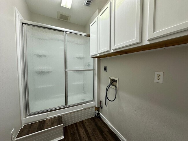 Building Photo - 9210 Memorial Grove Dr