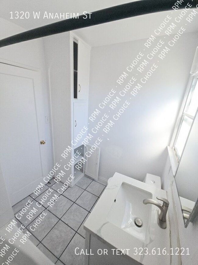 Building Photo - 1320 W Anaheim St