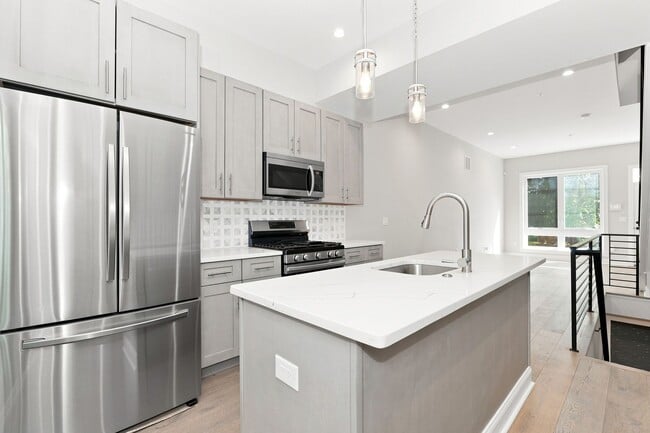 Building Photo - 2647 Latona St