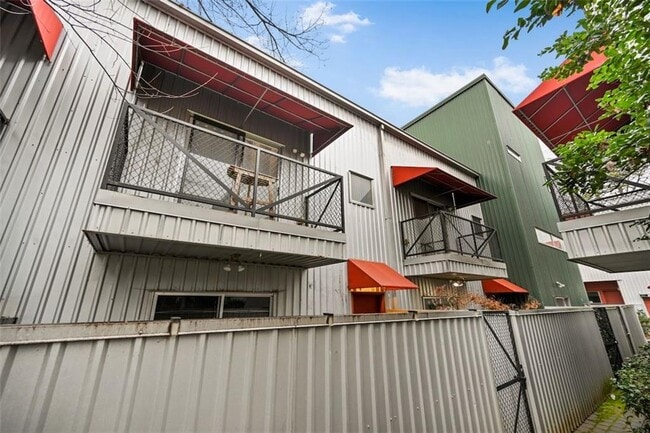 Building Photo - 920 Memorial Dr SE