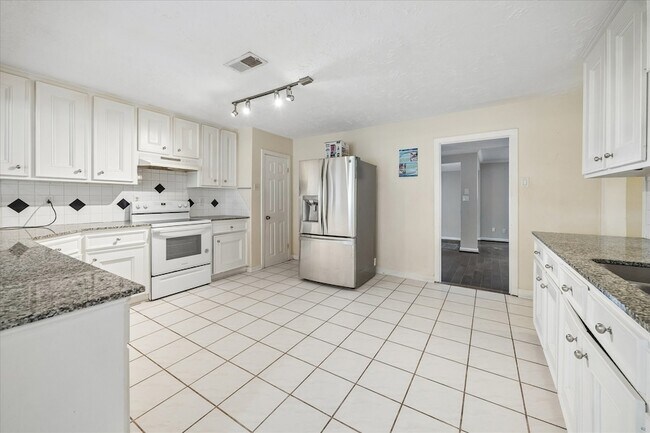 Building Photo - 6621 Westview Dr