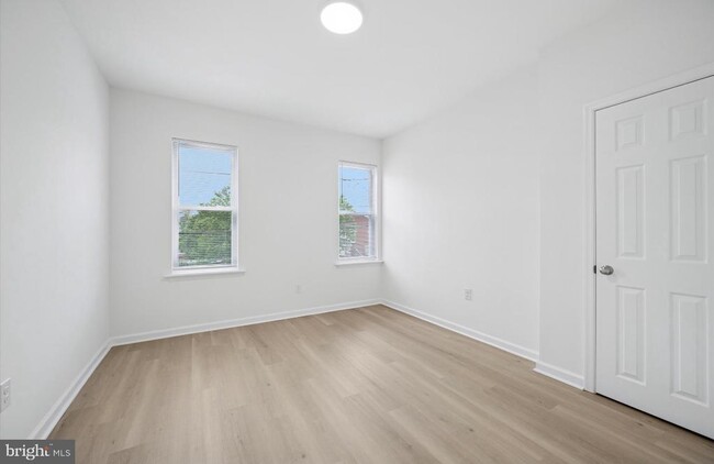 Building Photo - 887 N 46th St