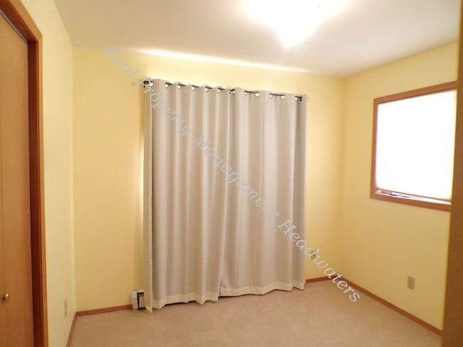 Building Photo - 5 Bedroom 2-1/2 Bath House for Rent