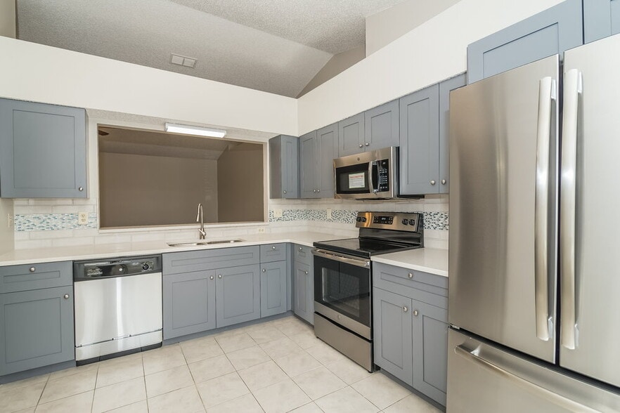 Building Photo - 3032 Twin Oak Dr S