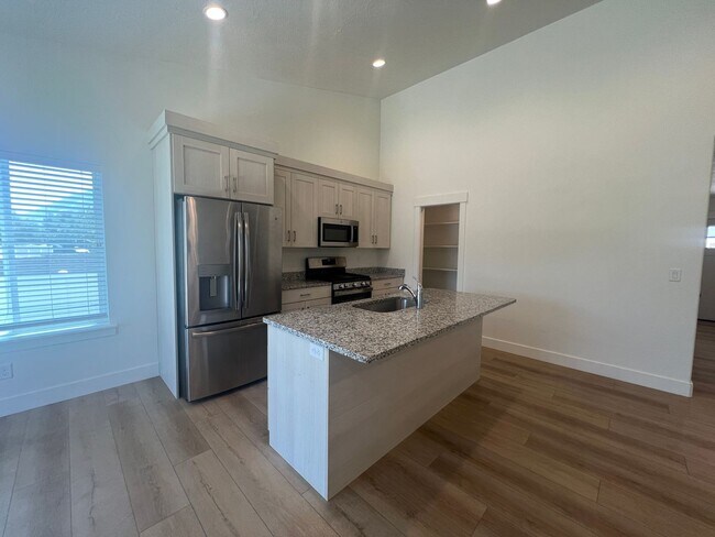 Building Photo - Beautiful Home Built in 2024, Upstairs