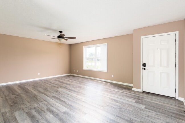 Building Photo - 1305 E Omaha Ct