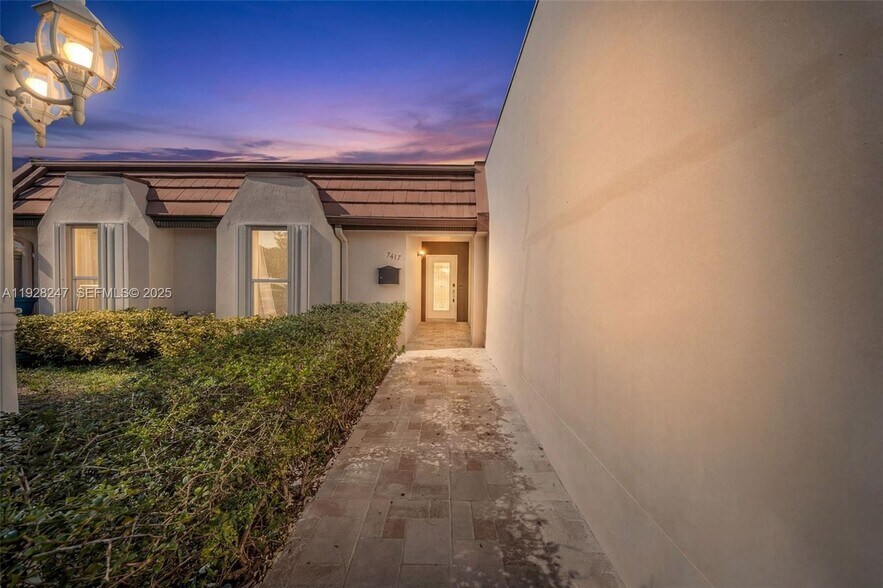 Building Photo - 7417 Twin Sabal Dr