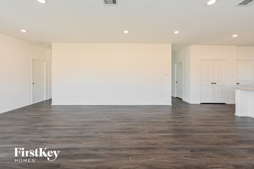 Building Photo - 7514 Oakmont Ave