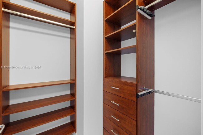 Building Photo - 5959 Collins Ave