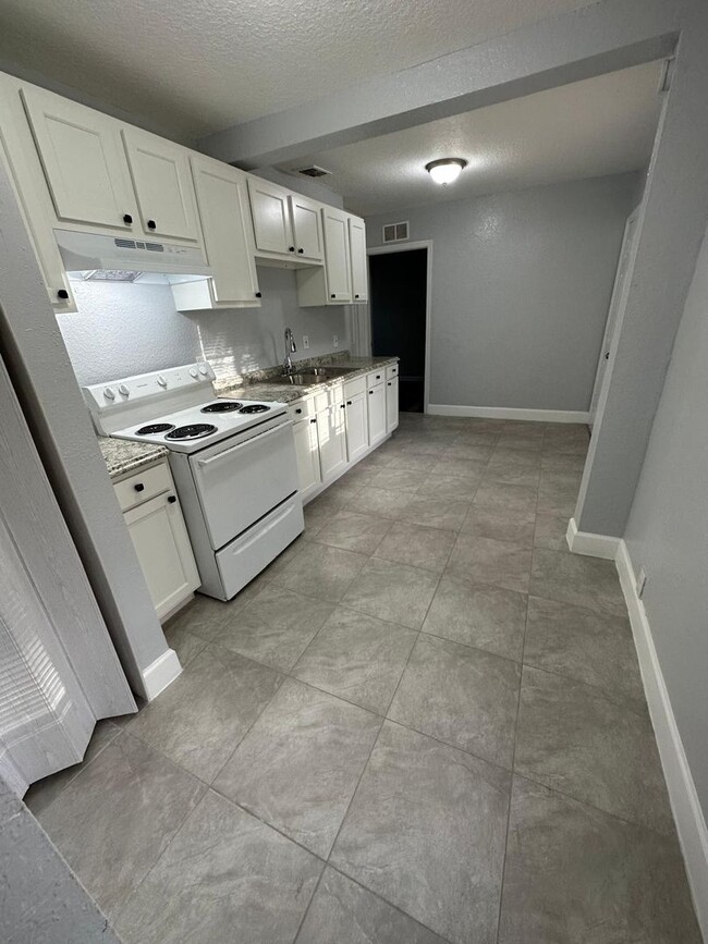 Building Photo - Fully Renovated 3/2 Single Family House Av...