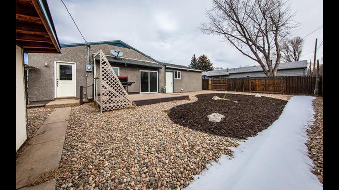Building Photo - 203 Elmwood Dr