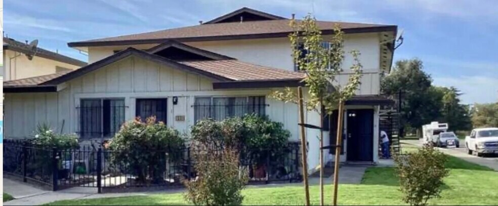 Primary Photo - 1331 Pinetree Dr