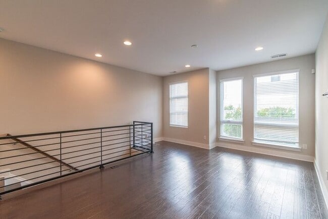Building Photo - Beautiful Modern Townhome in South End Available 5/1!