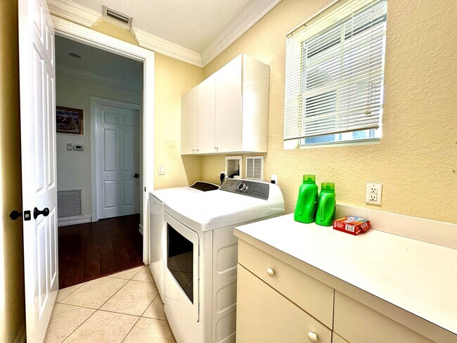 Building Photo - GORGEOUS 3 BEDROOM 2 BATH HOME IN PARKLAND