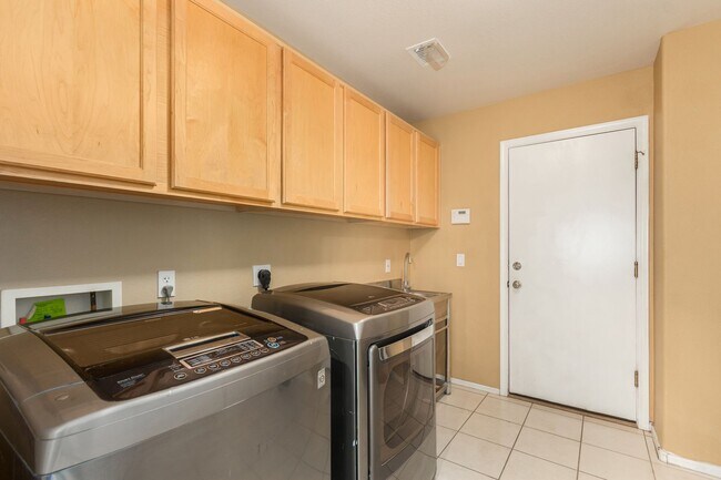 Building Photo - Spectacular 5 bdrm Home, OFFERS SOLAR ELECTRIC!