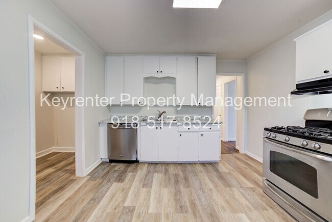 Building Photo - Gorgeous 2 Bedroom West Tulsa Home!