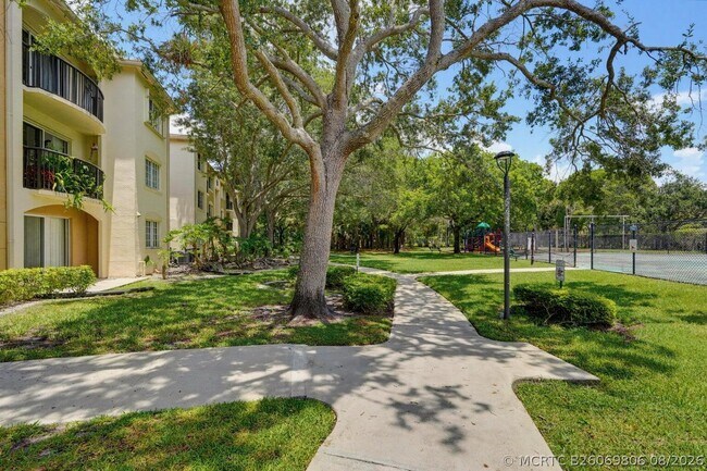 Building Photo - 400 Crestwood Ct N