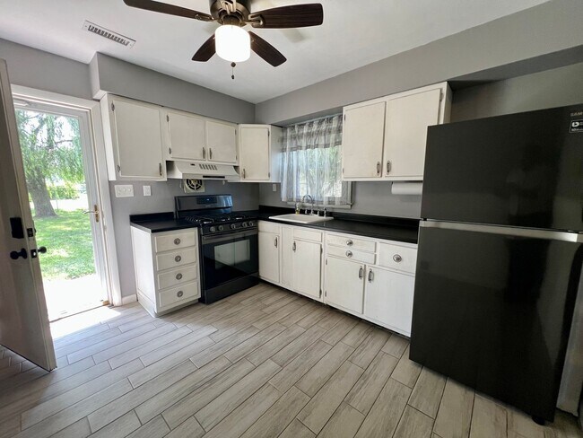 Building Photo - 3-Bedroom Single Family Home in Bristol! A...
