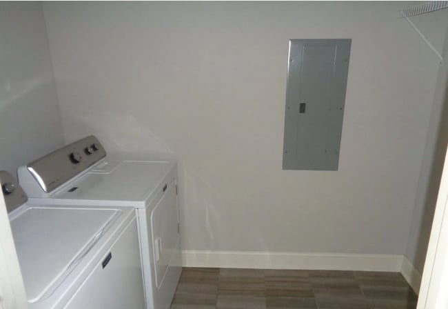 Building Photo - 3 Bed/ 2.5 Bath