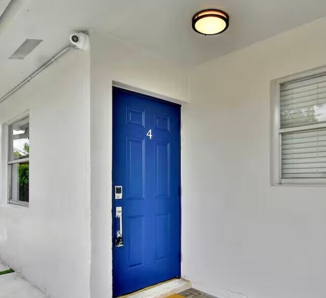 Building Photo - 708 SW 16th Ave