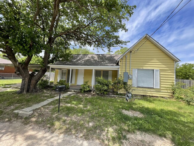 Primary Photo - 502 S Trenchard St
