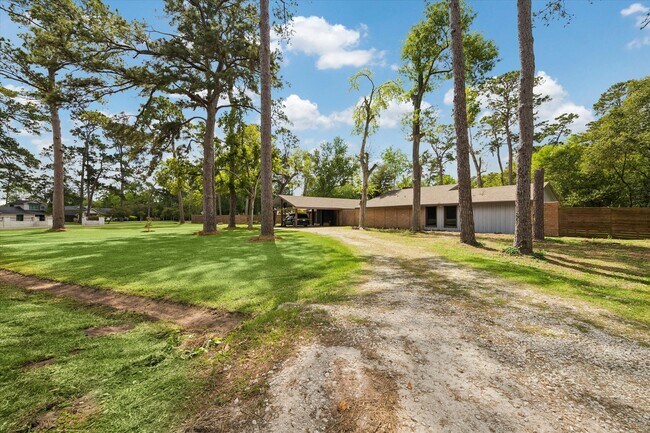 Building Photo - 9805 Shadow Wood Dr