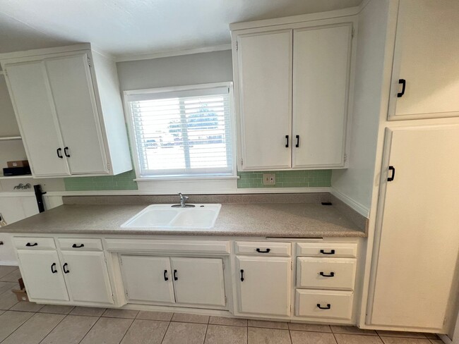 Building Photo - Darling Updated 4 Bed 2 Bath Orange Home