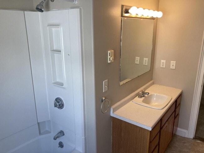 Building Photo - 27 Grove St