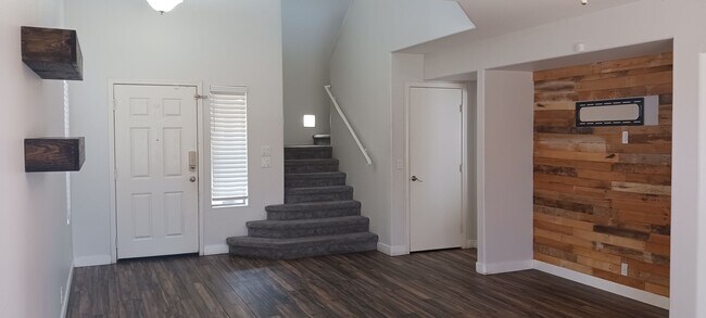 Building Photo - 3 Bed / 2 Bath with Loft and Pool