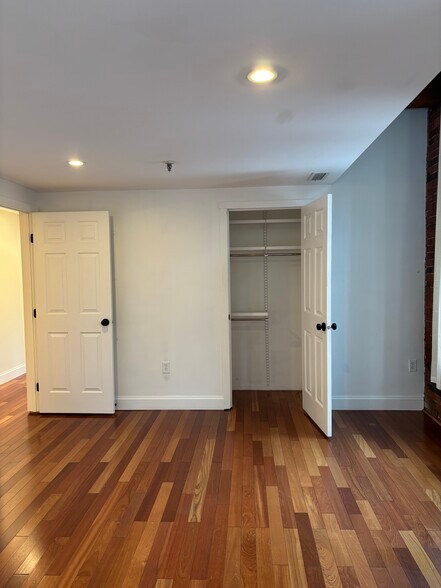 Building Photo - 471 Silver St
