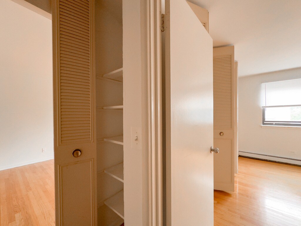 Building Photo - 535 W Aldine Ave