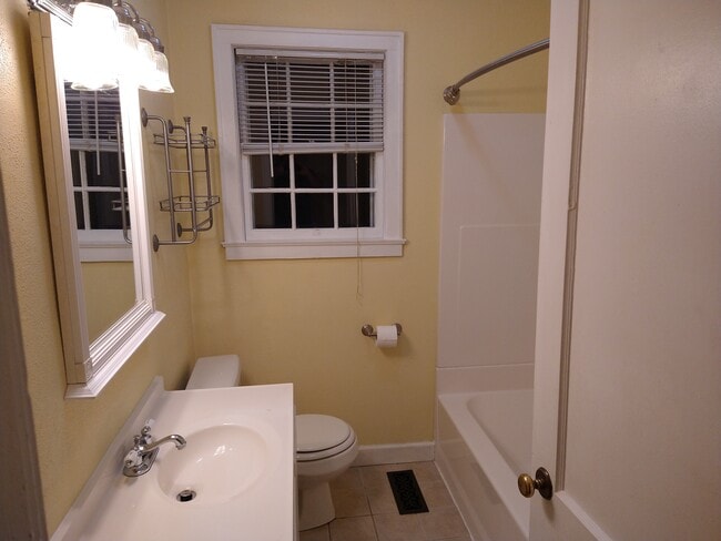 Building Photo - 306 Colonial Dr