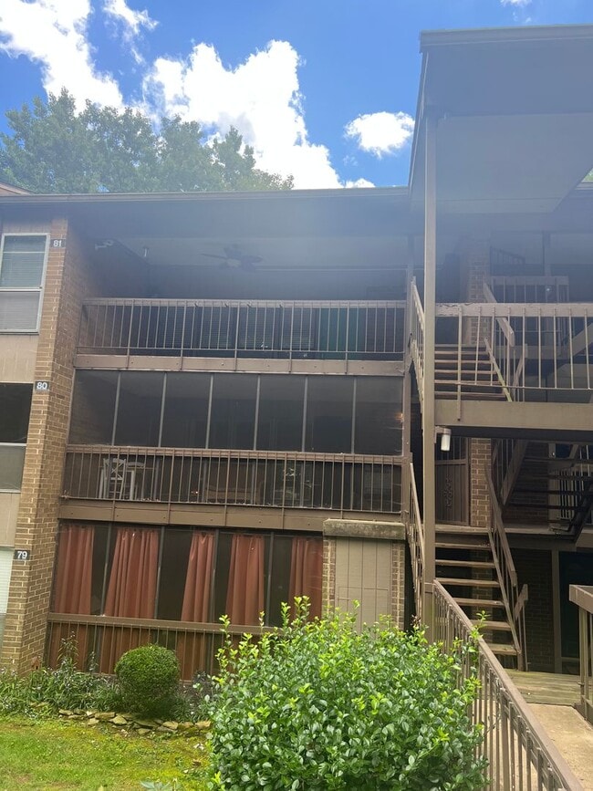 Building Photo - West Knoxville 37923 - 2 bedroom, 2 bath condo - Contact Lisa Vineyard and Shannon Russell (865) ...