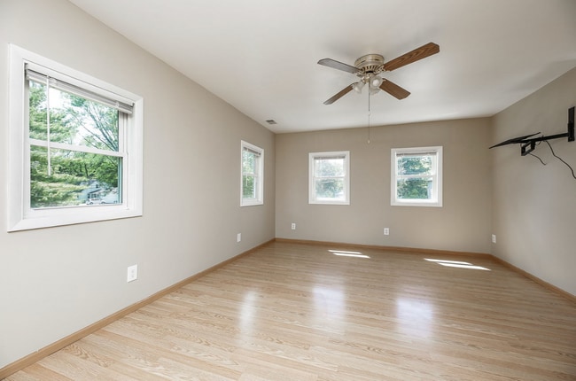 Building Photo - 804 N Van Buren St