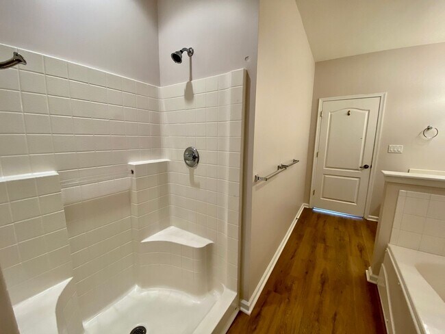 Building Photo - READY July 1st!! End-Unit Condo with Commu...