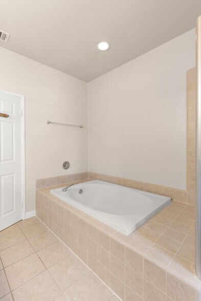 Building Photo - 15804 Crest Ln