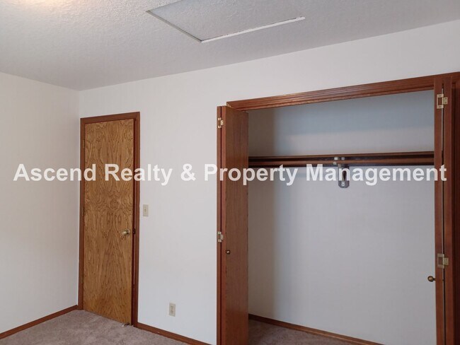 Building Photo - Ready Immediately Summer Lake 3 Bed on Corner Lot, Fenced Yard, Primary Bed on Main Level 1 Small...