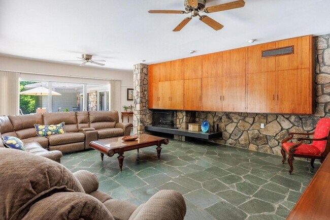 Building Photo - 615 Springhill Dr NE